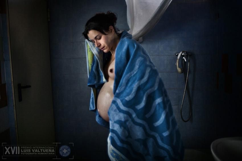 Bea, de 27 años, después de una ducha. En esta imagen se encuentra de 7 meses de embarazo de su primer hijo. Bea llegó a La Casa de la Buena Vida para recuperarse de una adicción a la heroína. Venía de una familia rota, sufrió abusos sexuales por parte de su tío y cuando era adolescente fue sorprendida traficando con drogas en Italia. Más tarde, conoció y se enamoró de otro residente de La Casa, Rafa, con el que formó una familia. Actualmente, ella ha dado a luz a un niño sano, también llamado Rafa/ Wai Hnin Tun.