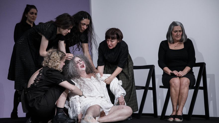 Alfredo Sanzol estrena la Bernarda Alba más 'emo' de la historia