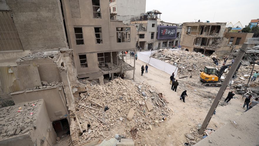 Iraníes caminan entre edificios residenciales dañados en el sur de Teherán, Irán, 15 de marzo de 2026. EFE/EPA/ABEDIN TAHERKENAREH