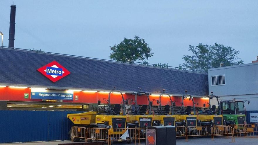 En la única estación que cierra por los dos cortes de línea 6 de Metro de Madrid: resignación y obreros "como vecinos"