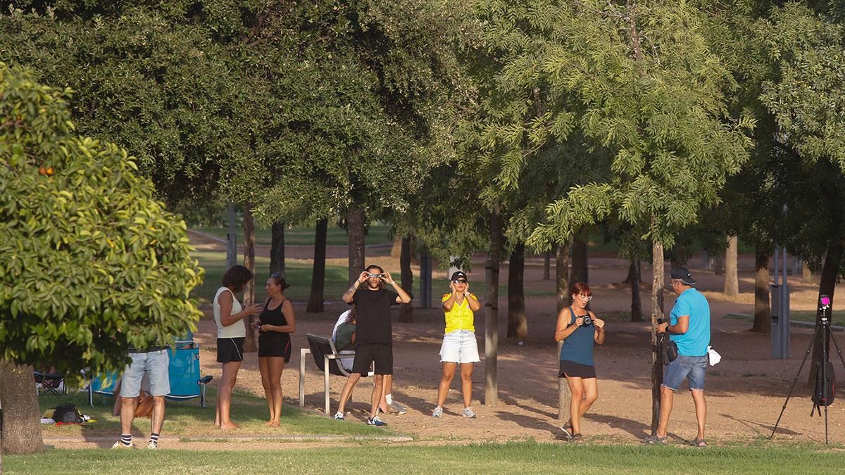 Los cordobeses se echan a la calle para ver el eclipse solar
