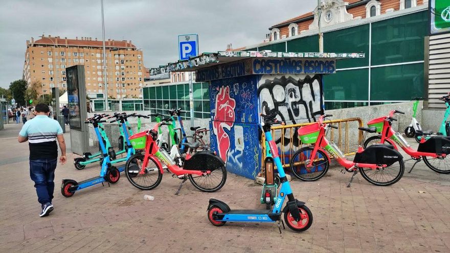 Lime claudica en Madrid: retira sus bicis eléctricas y tendrá que deshacerse de los patinetes en dos semanas