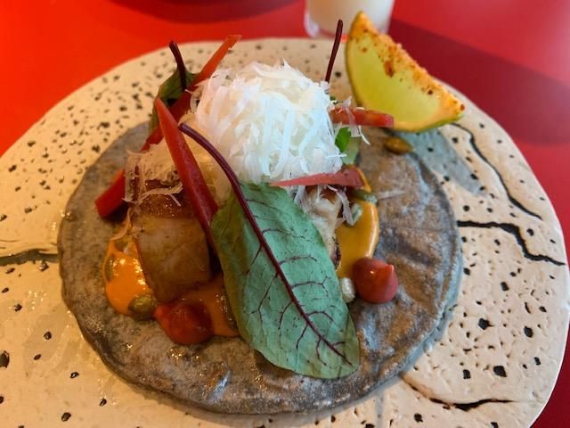 Taco de maíz azul con pulpo gallego