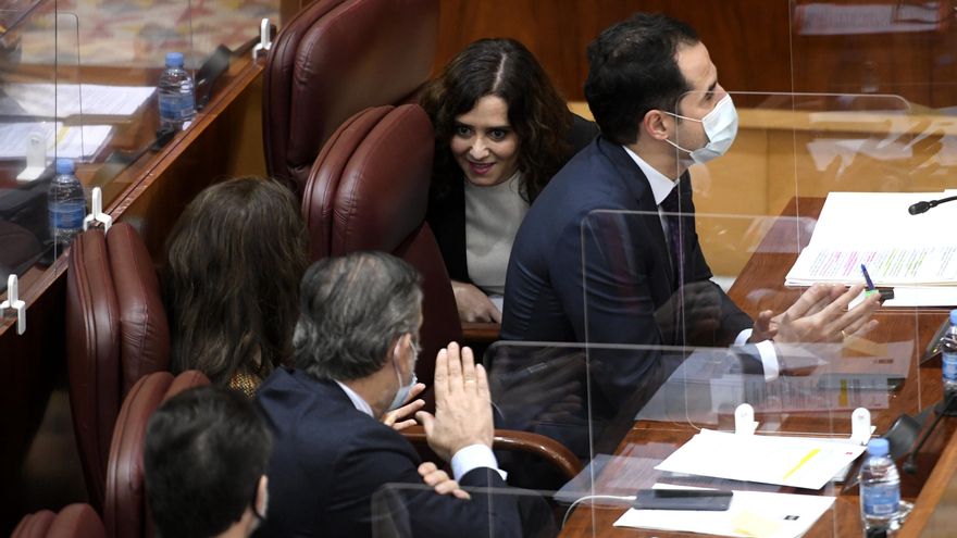 La presidenta de la Comunidad de Madrid, Isabel Díaz Ayuso, sentada junto al vicepresidente, Ignacio Aguado (d), habla con la consejera de Presidencia, María Eugenia Carballedo, y con el consejero de Justicia, Interior y Víctimas, Enrique López y el de Hacienda, Javier Fernández Lasquetty.