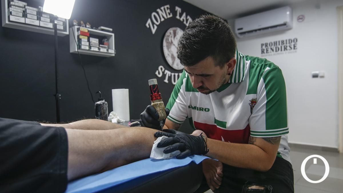 Iniciativa benéfica de un cordobesista que tatúa el escudo del Córdoba CF