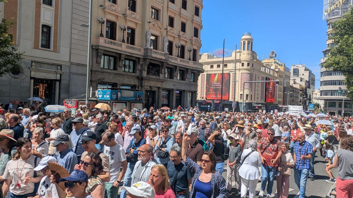 Una oleada de gente recorre la Gran Vía en la manifestación por la sanidad pública de este domingo, en Madrid