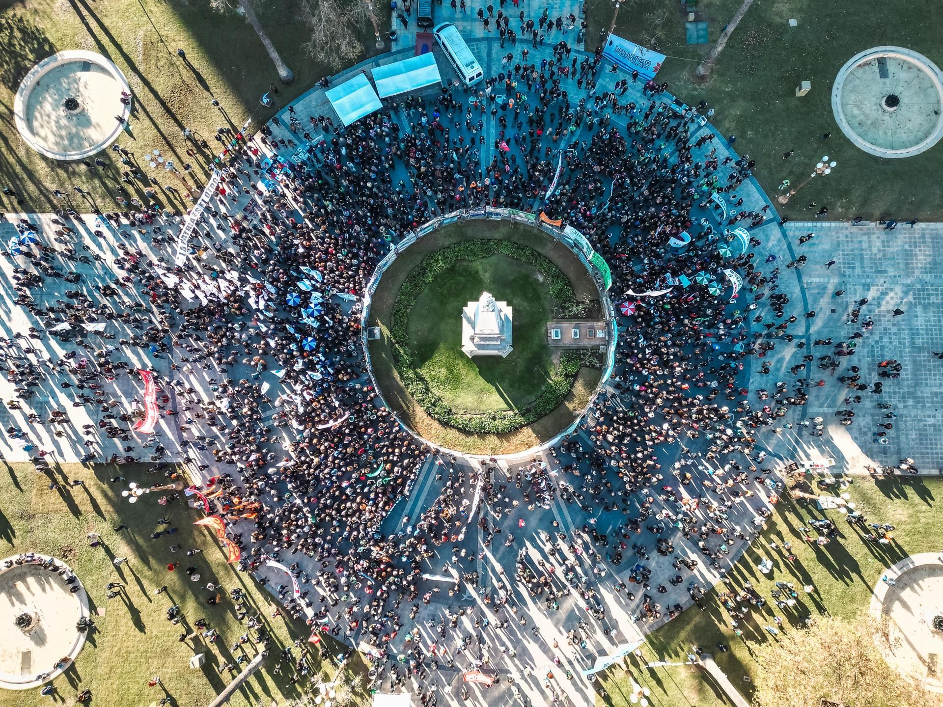 Las Madres de Plaza de Mayo organizan la habitual ronda de los jueves pidiendo la reincorporacion de todos los despedidos de los Espacios y Sitios para la Memoria en Buenos Aires.