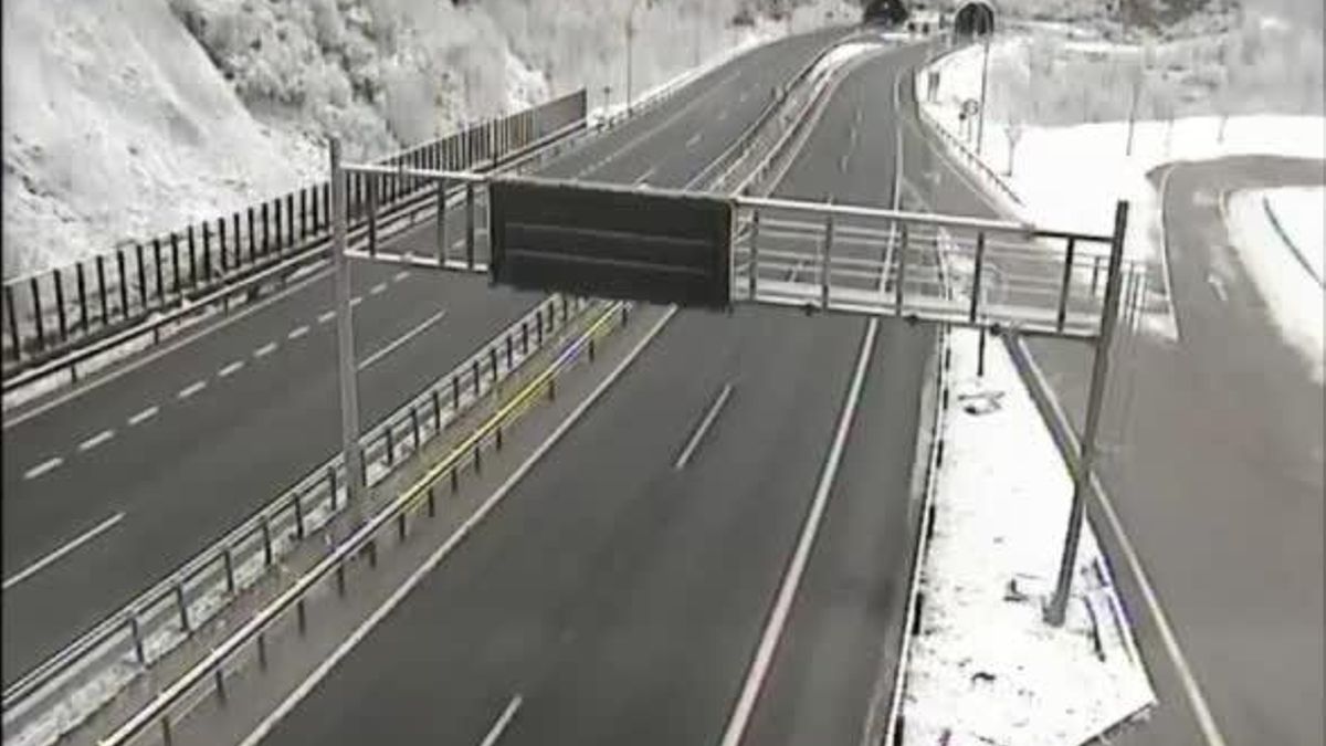 Nieve en la AP-66 en Asturias en el kilómetro 81
