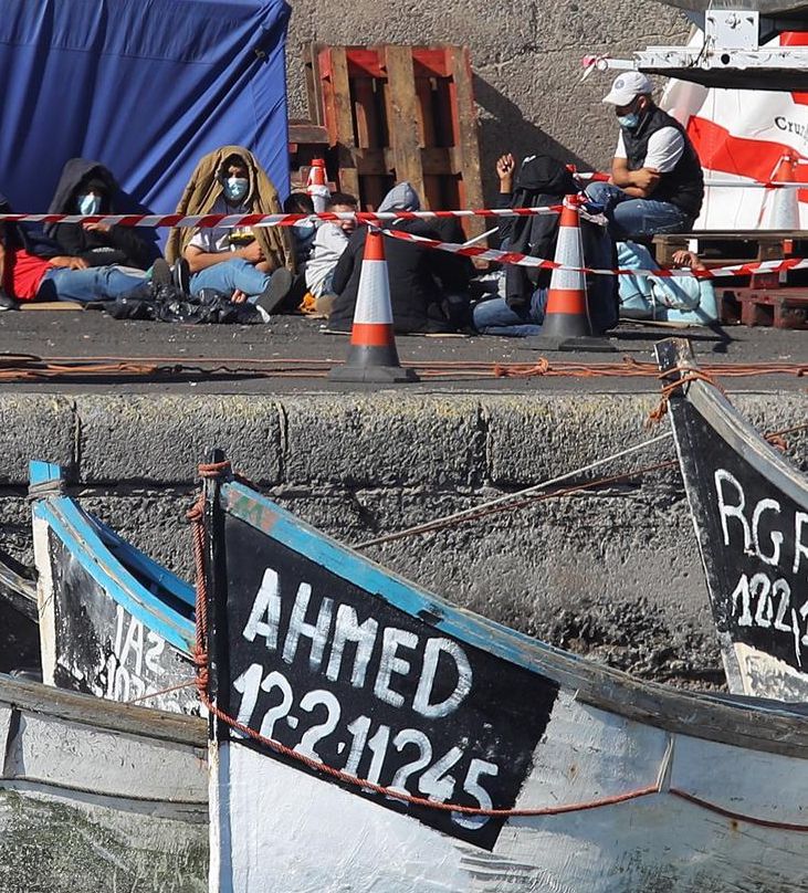Varias personas en el muelle de Arguineguín este domingo 8 de noviembre.