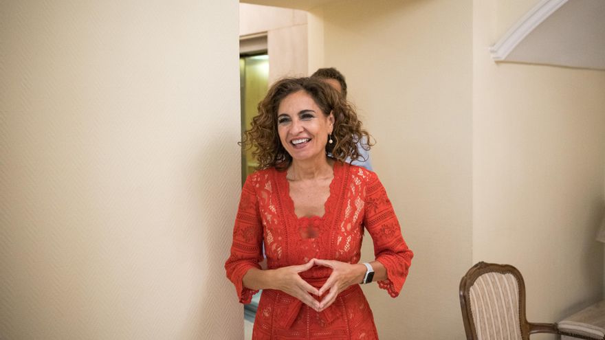 La ministra de Hacienda y Función Pública, María Jesús Montero, comparece frente a los medios de comunicación en la sede del Ministerio, a 8 de junio de 2023, en Madrid (España).