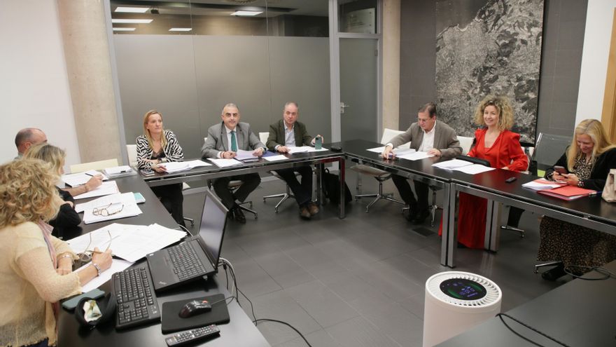 El consejero de Fomento, Roberto Media, preside la reunión del Fondo de Derribos