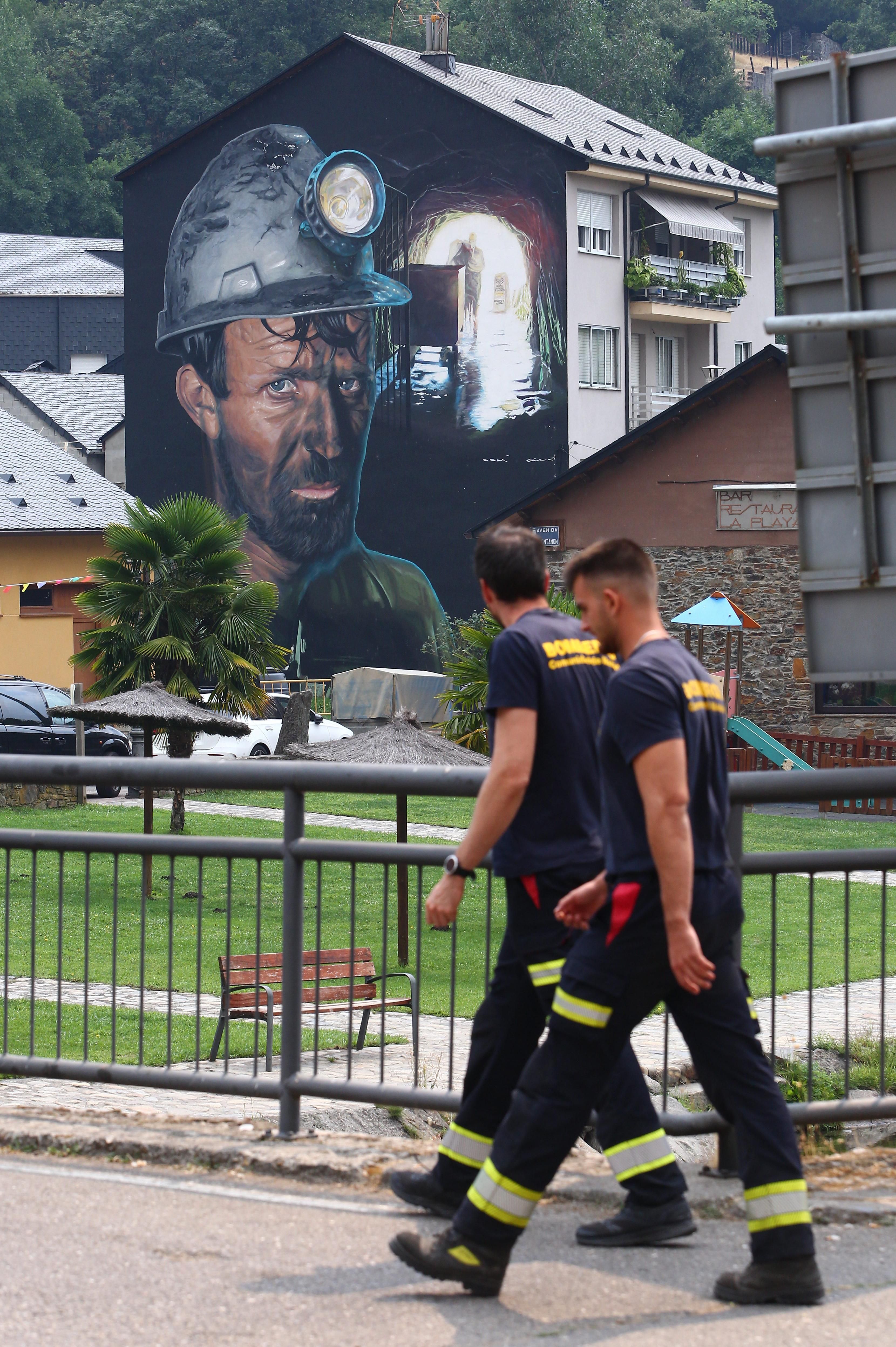 Bomberos de numerosos puntos de España acudieron a ayudar en la provincia leonesa por los incendios, aquí en tierra minera.