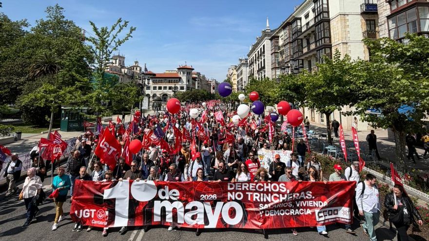 Manifestación del Primero de Mayo a su llegada a los Jardines de Pereda en Santander.