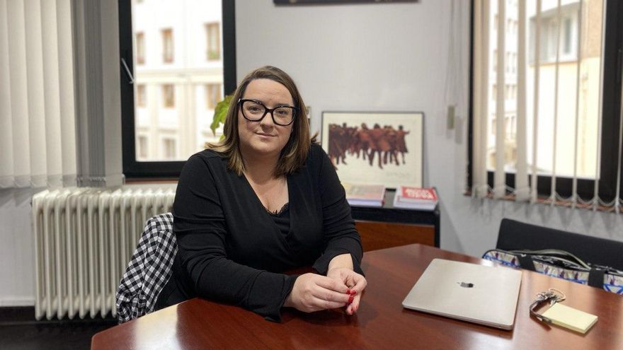 Rosa Mantecón en su despacho en la sede de CCOO Cantabria.