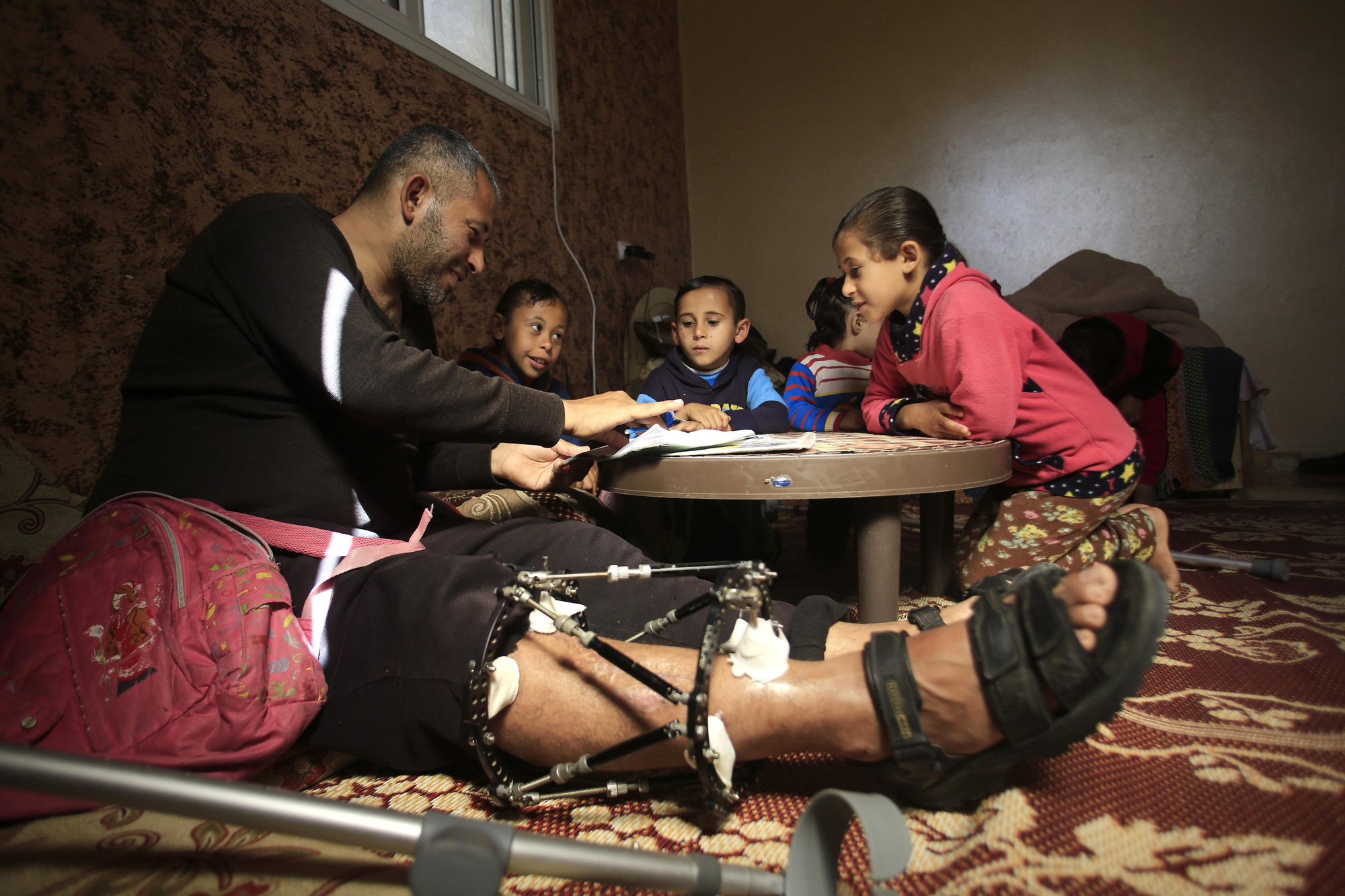 Más de una década de bloqueo, tres guerras y una población separada. Ahmed, de 38 años, explica que acudió a la protesta del 14 de mayo del pasado año “en paz, como ciudadano. Soy de Bir al-Saba [Beersheva]. Desde el año 2000 hemos tenido tres guerras, toda la Franja de Gaza está bajo fuego. Llevamos 13 años de bloqueo y estamos separados en dos estados: Cisjordania y Gaza. Estamos oprimidos”.