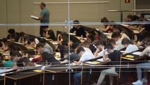 Estudiants fan un examen en una imatge d'arxiu.