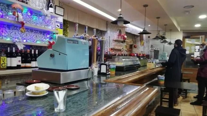 La barra del bar, hace poco años reformado. / C.J. Domínguez