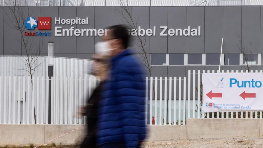 Dos personas pasan delante del hospital Enfermera Isabel Zendal en Madrid. EFE/Rodrigo Jiménez/Archivo