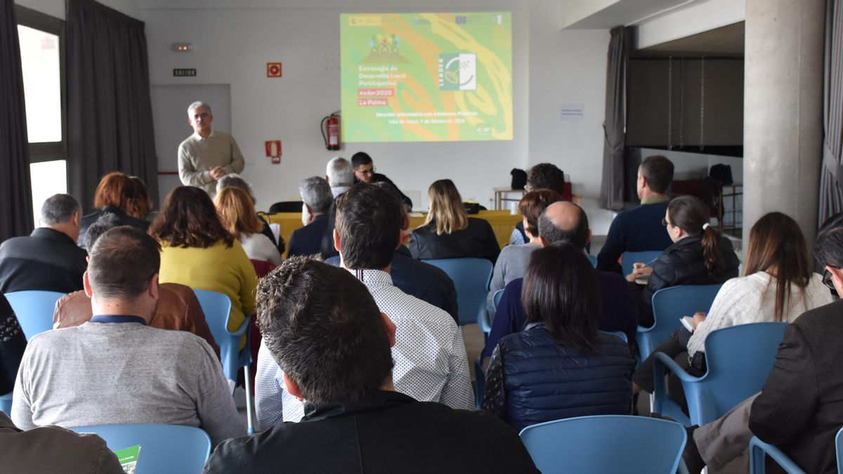 Imagen de una reunión sobre el programa Leader.