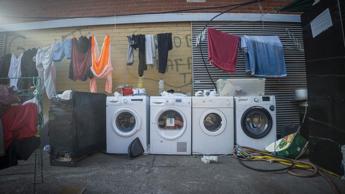 Lavadoras y ropa tendida en uno de los patios del B-9