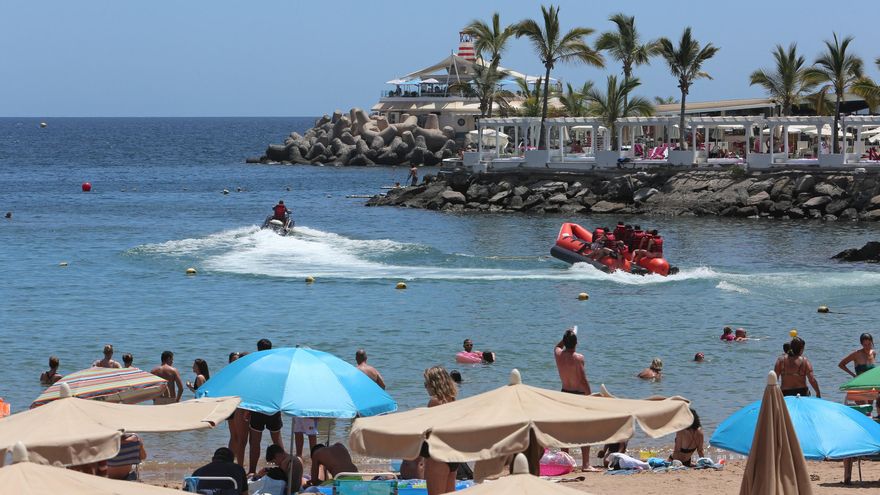 Embarcaciones recreativas en la Playa de Mogán, en el sur de Gran Canaria