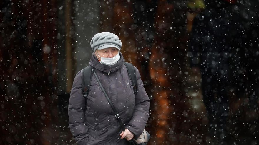 Mujer con mascarilla en Rusia.
