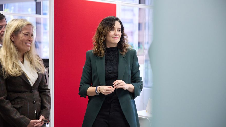 Archivo - Imagen de recurso de la consejera de Economía, Hacienda y Empleo de la Comunidad de Madrid, Rocío Albert (i) y la presidenta de la Comunidad de Madrid, Isabel Díaz Ayuso (d).