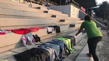 Rosa tiende la ropa en el campamento de migrantes improvisado en una cancha de fútbol en Ciudad de México (Gabriela Sánchez)