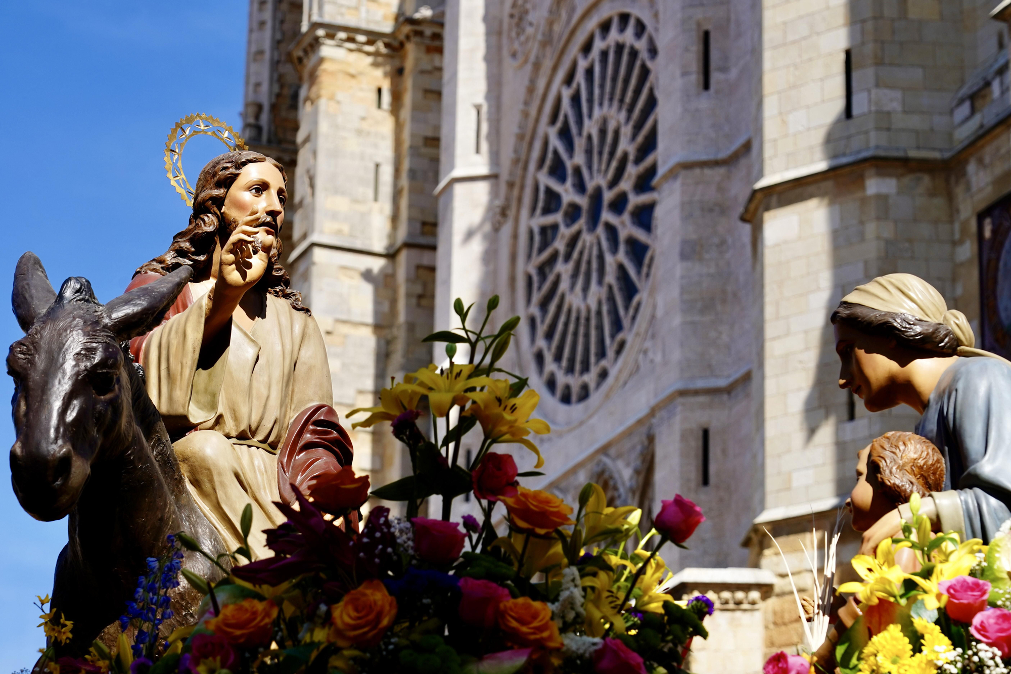 Una procesión de Las Palmas en León bajo el sol y en imágenes