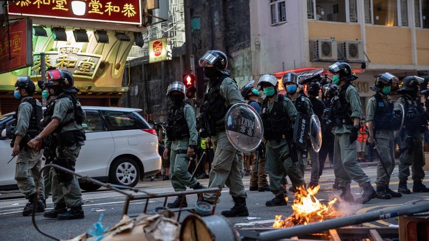 La nueva ley de seguridad para Hong Kong es necesaria y nadie debería imponer sanciones a China por ello, aseveran los expertos chinos, mientras que entre los hongkoneses abunda el miedo a que la legislación se convierta en un arma de persecución política.