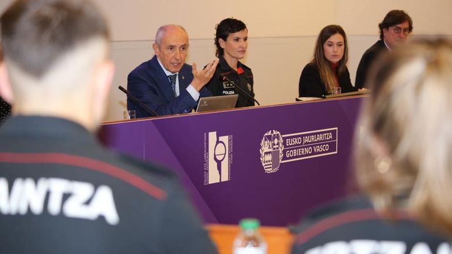 El Departamento de Seguridad vasco prepara un plan antiacoso que tipifica también miradas, chistes o rumores