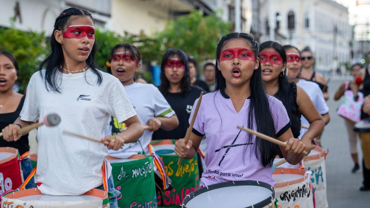 Activistas indígenas marchan por la Alameda del Caucho, en Iquitos, para reclamar justicia
por los crímenes del caucho.