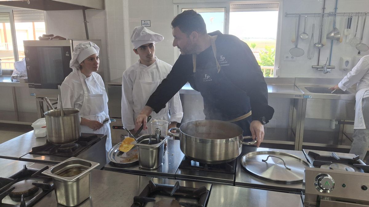 José David Rodríguez, profesor del Grado Medio de Cocina, junto a dos de sus estudiantes