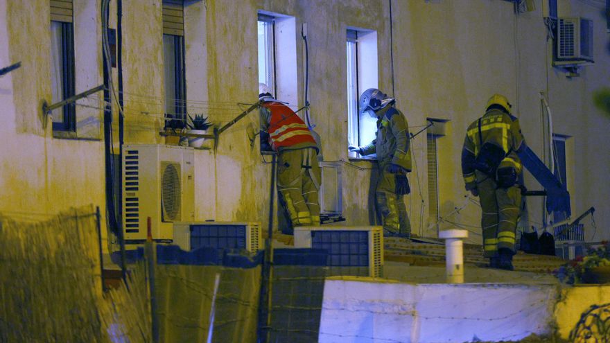 Los bomberos encuentran tres cadáveres bajo los escombros del edificio derrumbado en Badalona