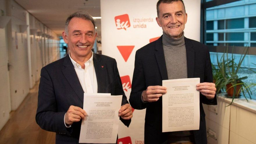 El portavoz de IU en el Congreso, Enrique Santiago; y el coordinador federal de IU, Antonio Maíllo, con la querella criminal contra los responsables militares del asalto y detención de la Sumud Flotilla en octubre de 2025.