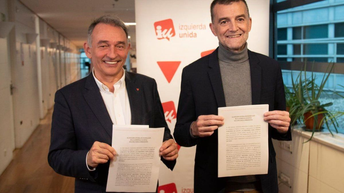 El portavoz de IU en el Congreso, Enrique Santiago; y el coordinador federal de IU, Antonio Maíllo, con la querella criminal contra los responsables militares del asalto y detención de la Sumud Flotilla en octubre de 2025.
