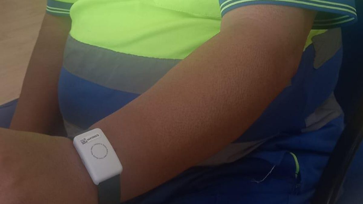 Personal de Limpieza de Telde estrena pulseras para medir la temperatura corporal.