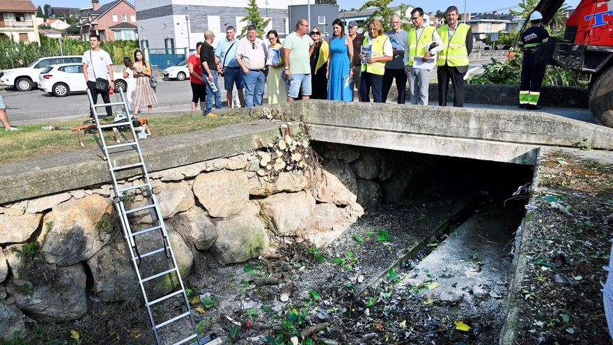 Inicio de los trabajos de limpieza en el arroyo de La Tejona, en Santander