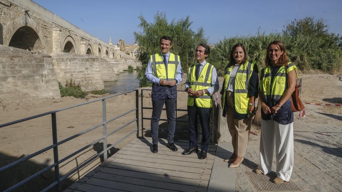 El consejero de Fomento y Movilidad de la Junta, Mario Muñoz-Atanet, y el alcalde de Córdoba, José María Bellido, visitan las obras bajo el puente romano_7