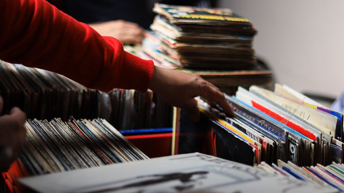 Personas buscan discos de vinilo en una tienda, en una imagen de archivo. EFE/ Gabriel Márquez.