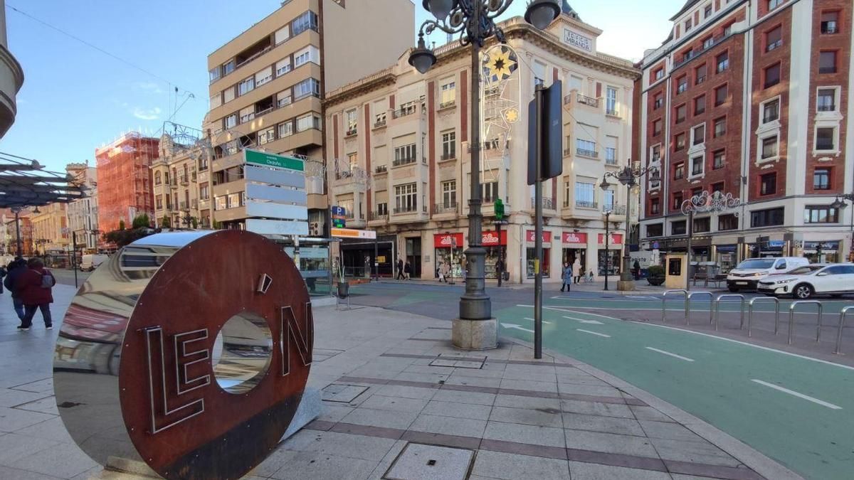 La situación actual de la escultura en Ordoño II y el espacio central en el que podría ubicarse.