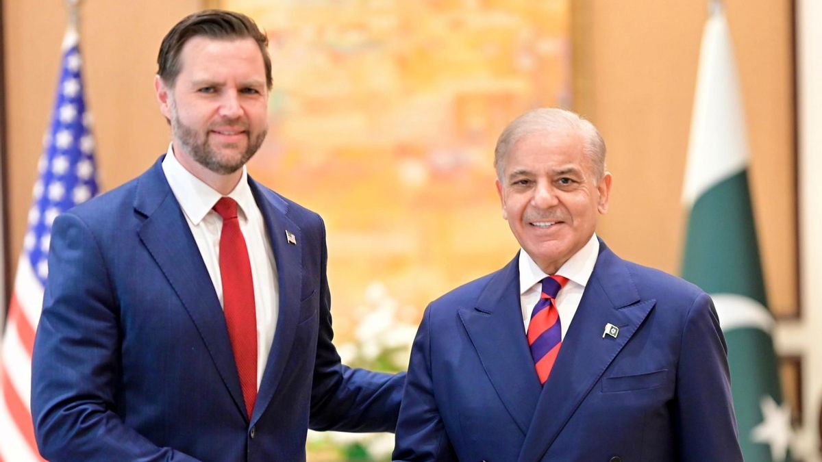 JD Vance junto a Shehbaz Sharif.