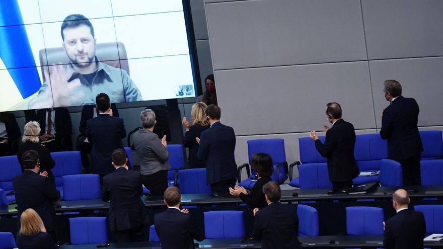 5d713339f5ac51El presidente de Ucrania, Volodimir Zelenski, es recibido con aplausos en una videoconferencia en el Parlamento alemán, en una fotografía del pasado 17 de marzo