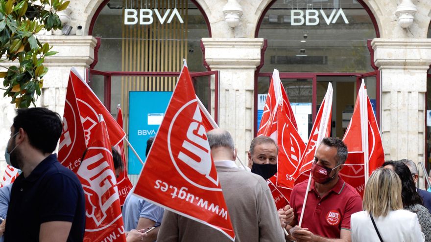 Trabajadores del BBVA participan en la huelga convocada este miércoles para protestar por los despidos que plantea esta entidad bancaria a nivel nacional. EFE/ Nacho Gallego