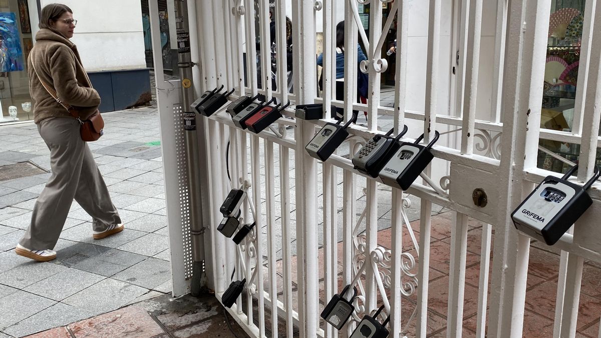 Candados de pisos turísticos en una calle de Sevilla.