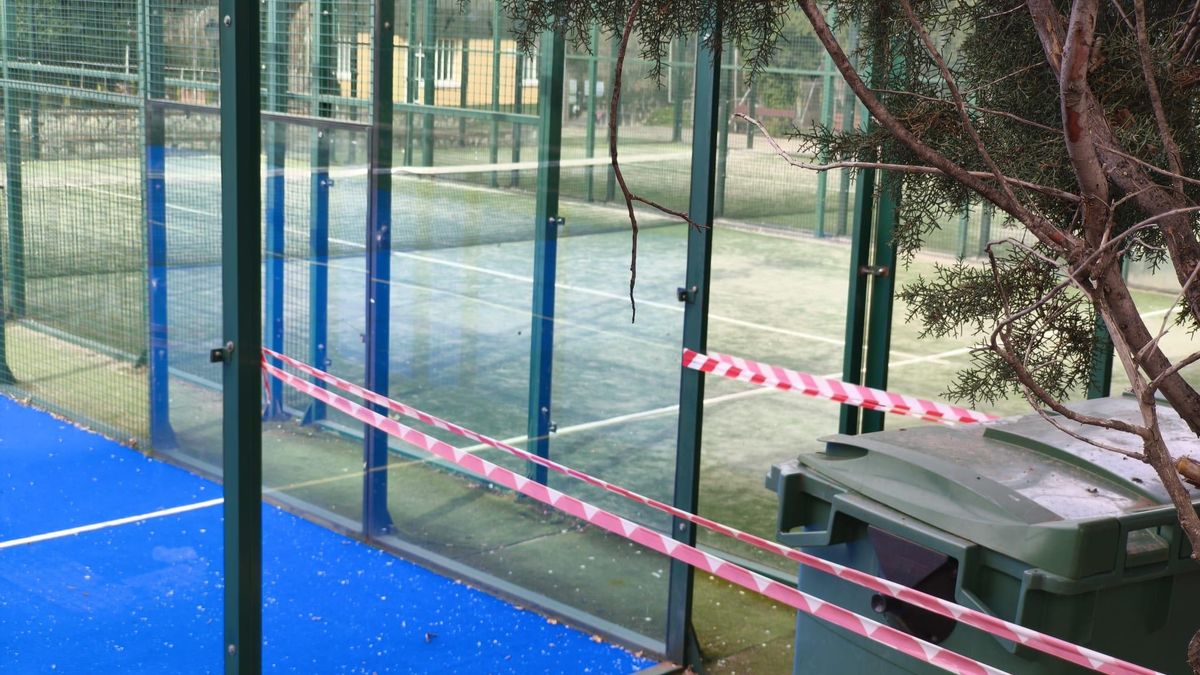 Estado de la pista de pádel en el complejo de San Roque de Guadalajara