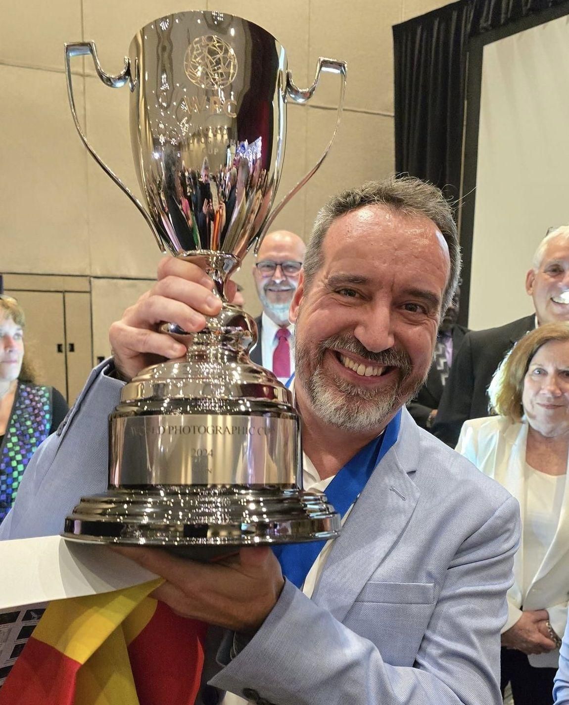Emilio Barrionuevo con la Copa del Mundo de Fotografía 2024.