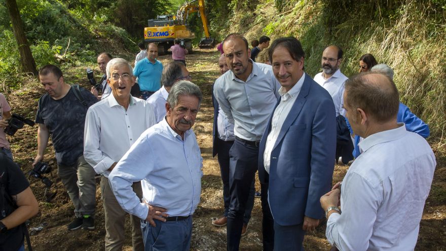 Revilla organiza un homenaje a su consejero que ha dimitido por la trama de corrupción en los contratos de carreteras