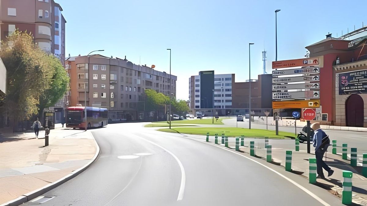 Un viajero de autobús urbano de León herido tras un frenazo en un accidente de tráfico junto a la Plaza de Toros