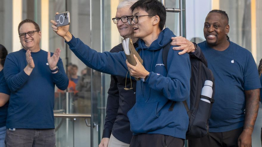 Tim Cook se da un baño de masas en Nueva York en el primer día de ventas de los iPhone 17